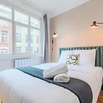 2 Bedroom Apartment 2 Min From The Train Stations!