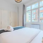 2 Bedroom Apartment 2 Min From The Train Stations!