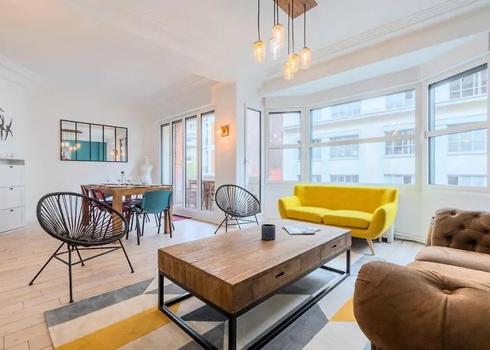 Beautiful Apartment With Balcony 4 Bedrooms!
