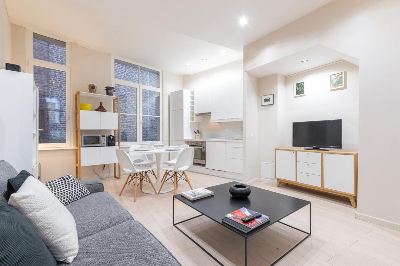 Old - Superb 2 Bedrooms. * Lille