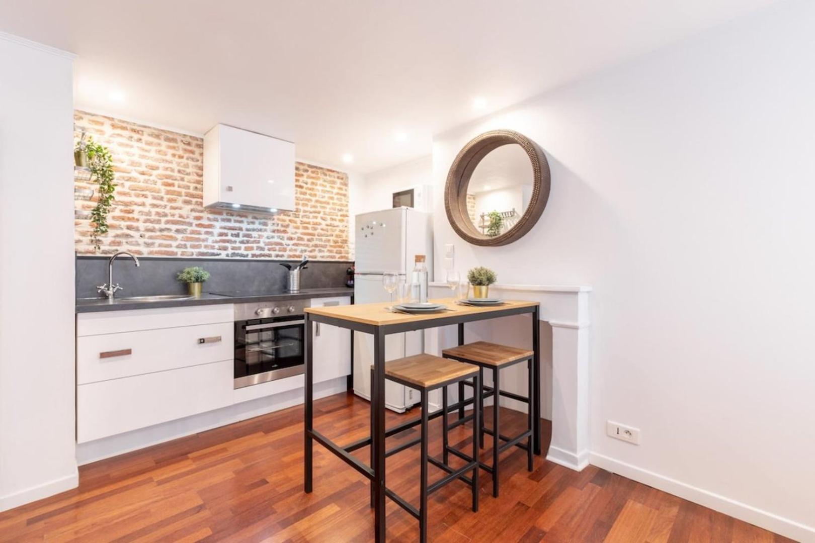 Old - Ideally Located ! Appartement Rijsel
