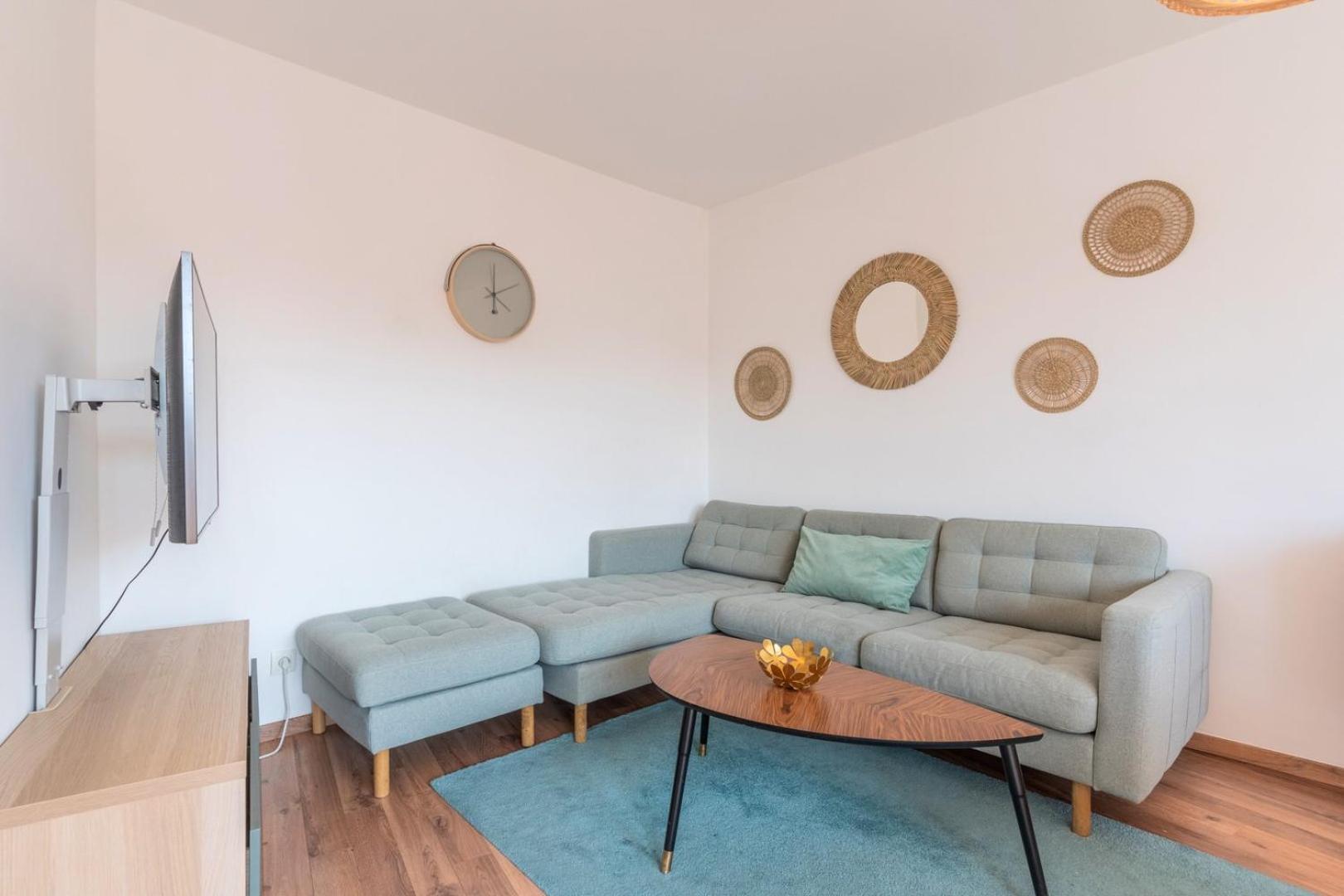 Quiet 1 Bedroom Parking Old Apartment *