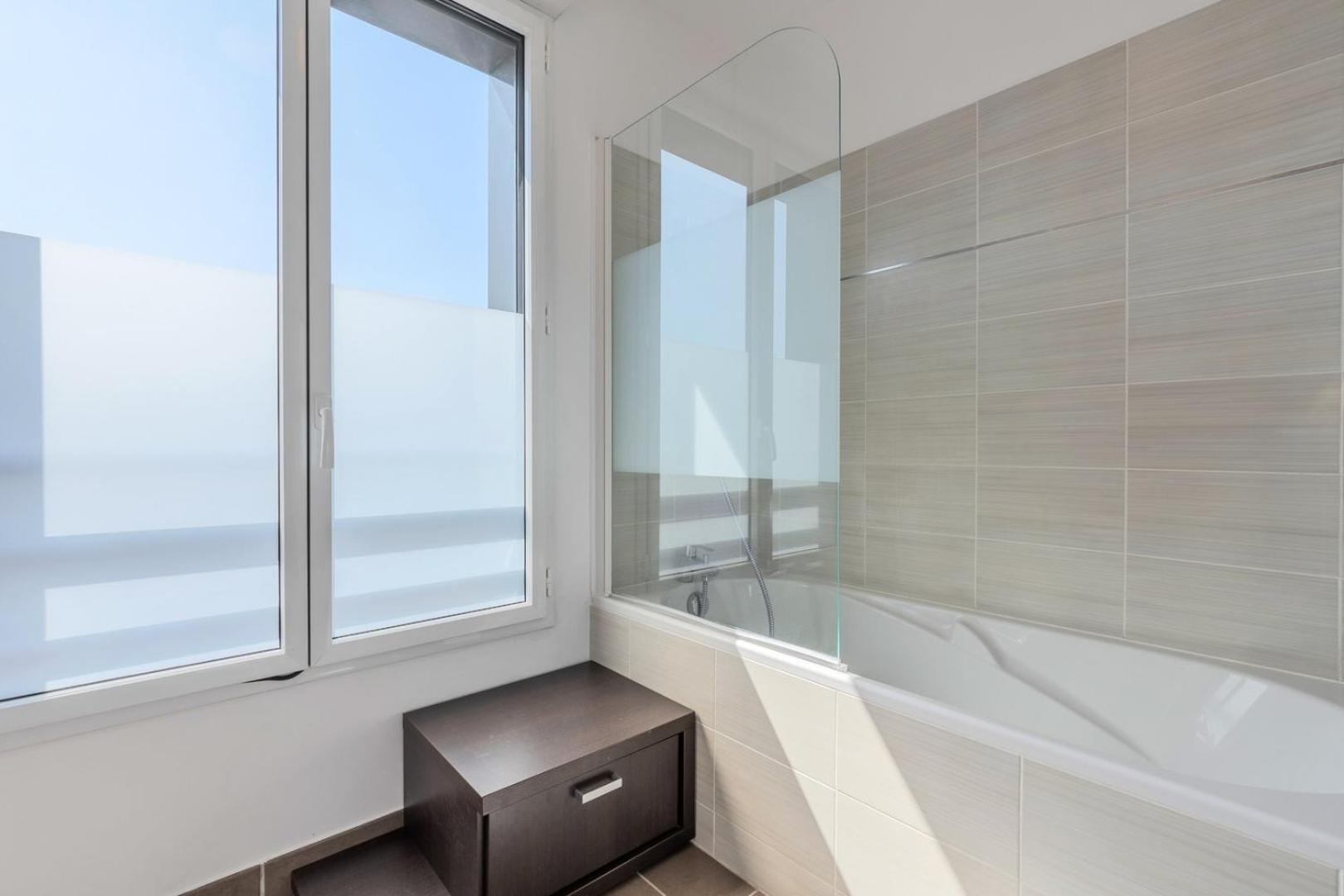 Quiet 1 Bedroom Parking Old Apartment