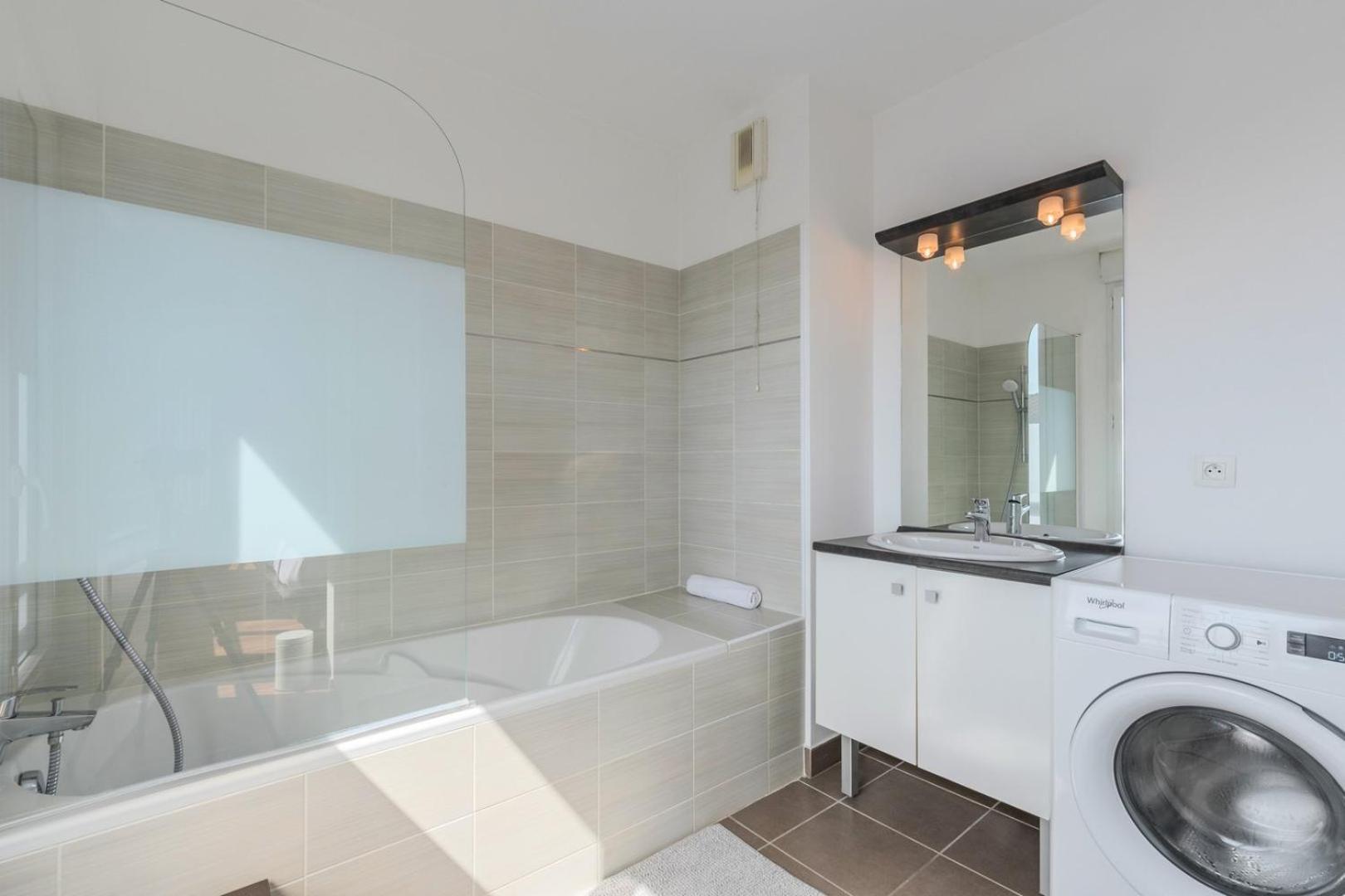 Quiet 1 Bedroom Parking Old Apartment Lille