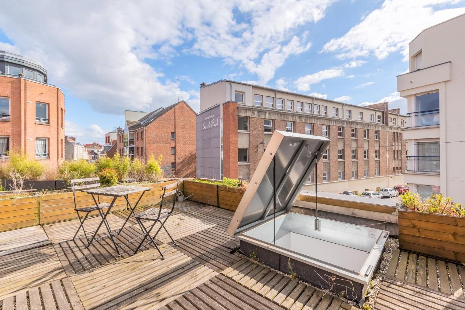 Lumineux Avec Rooftop Et Garage Prive.