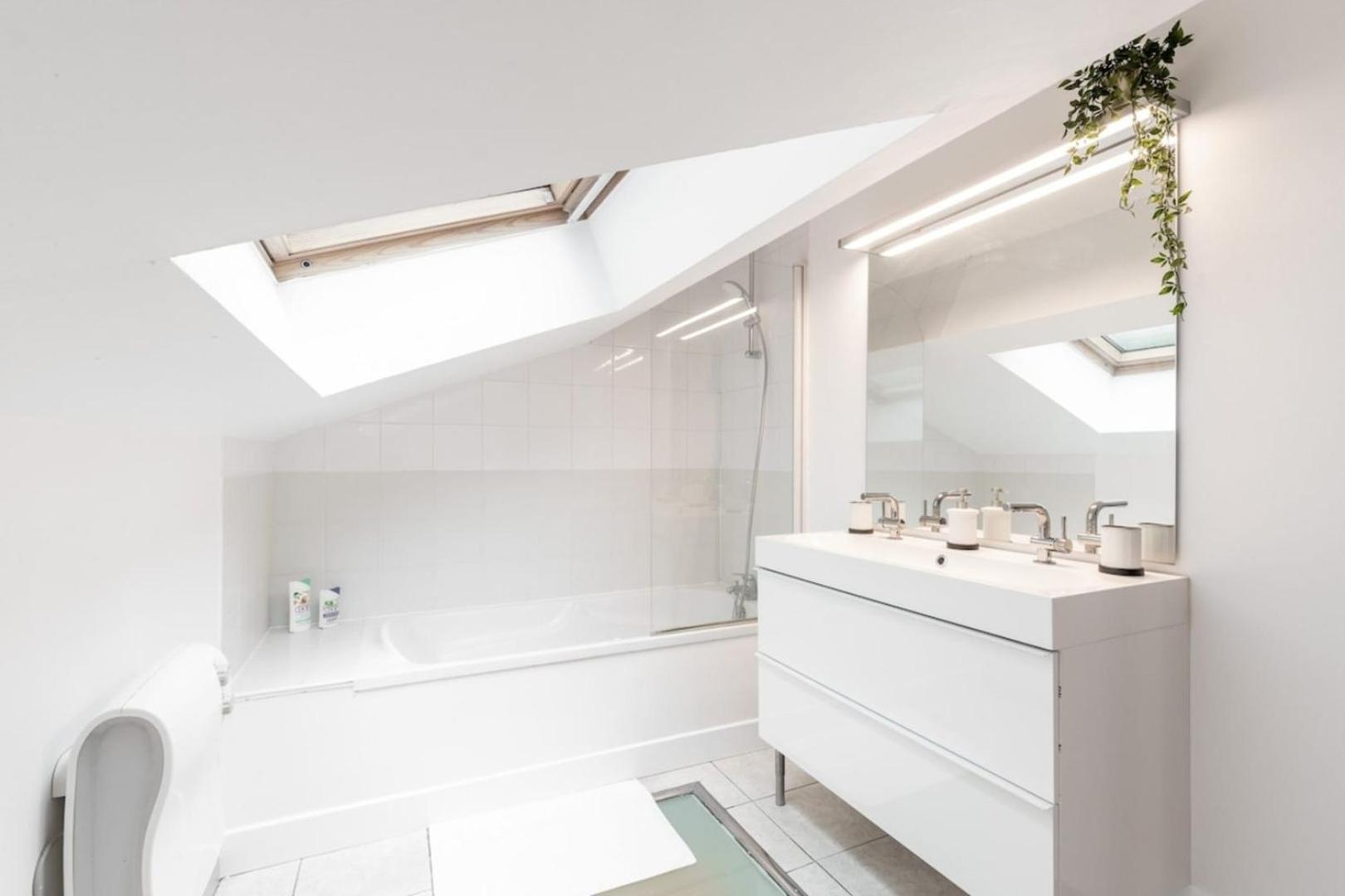 Center - 4 Bedroom Duplex Apartment! Apartment