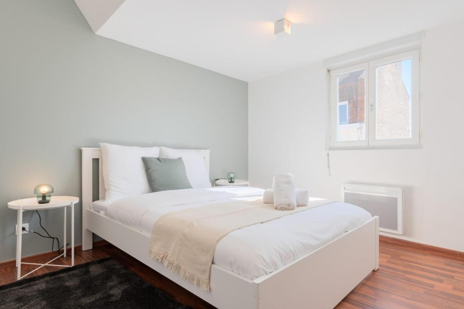 Center - 4 Bedroom Duplex Apartment! Apartment