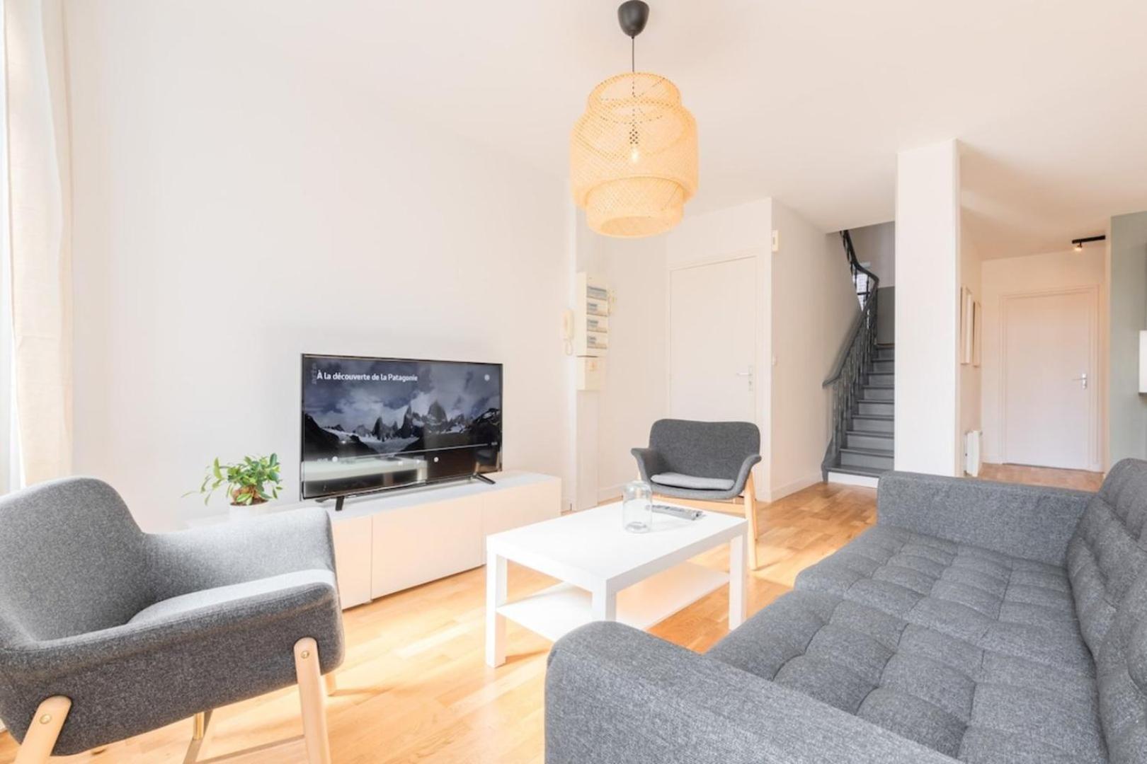 Center - 4 Bedroom Duplex Apartment! Apartment