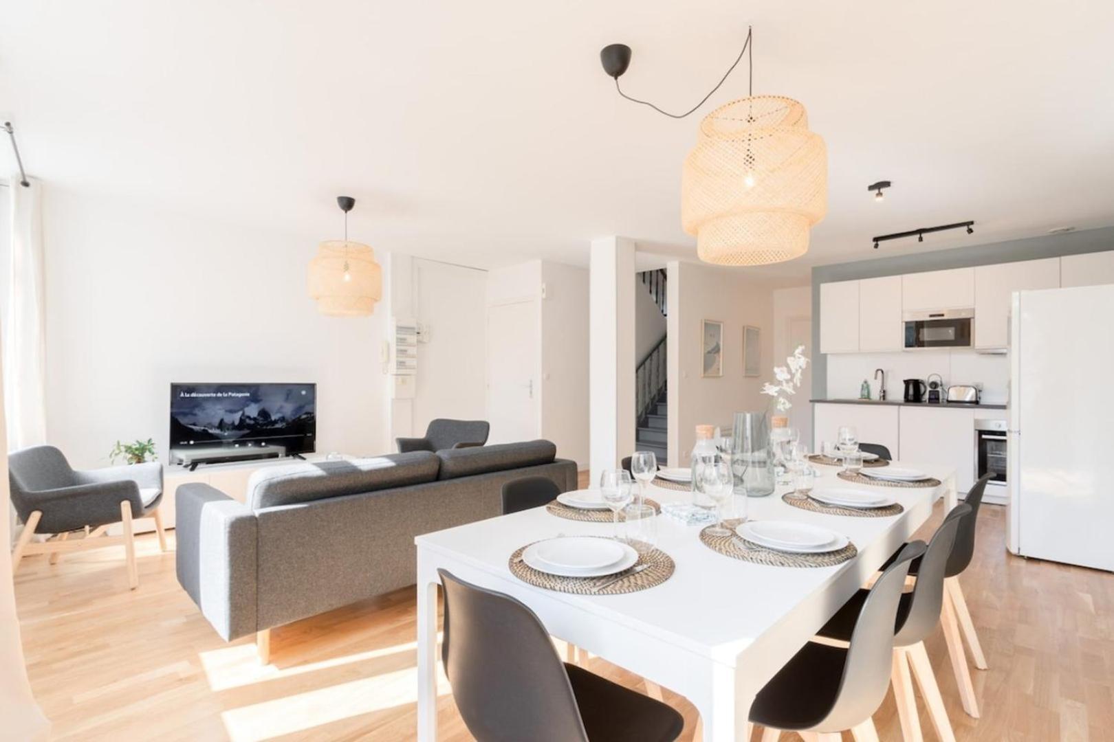 Center - 4 Bedroom Duplex Apartment!