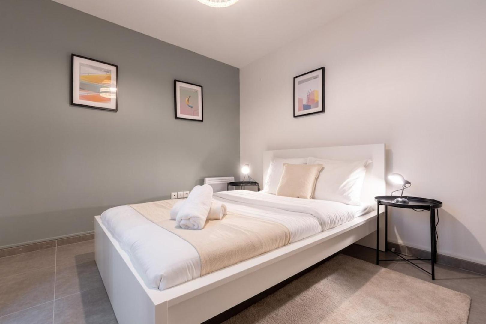 Center - 4 Bedroom Duplex Apartment! Apartment
