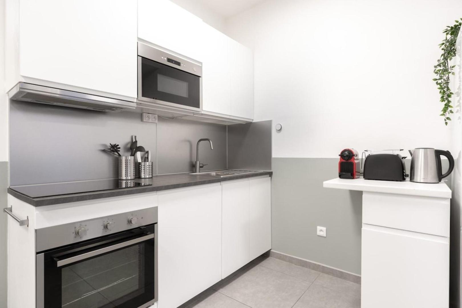 Center - 4 Bedroom Duplex Apartment! Apartment