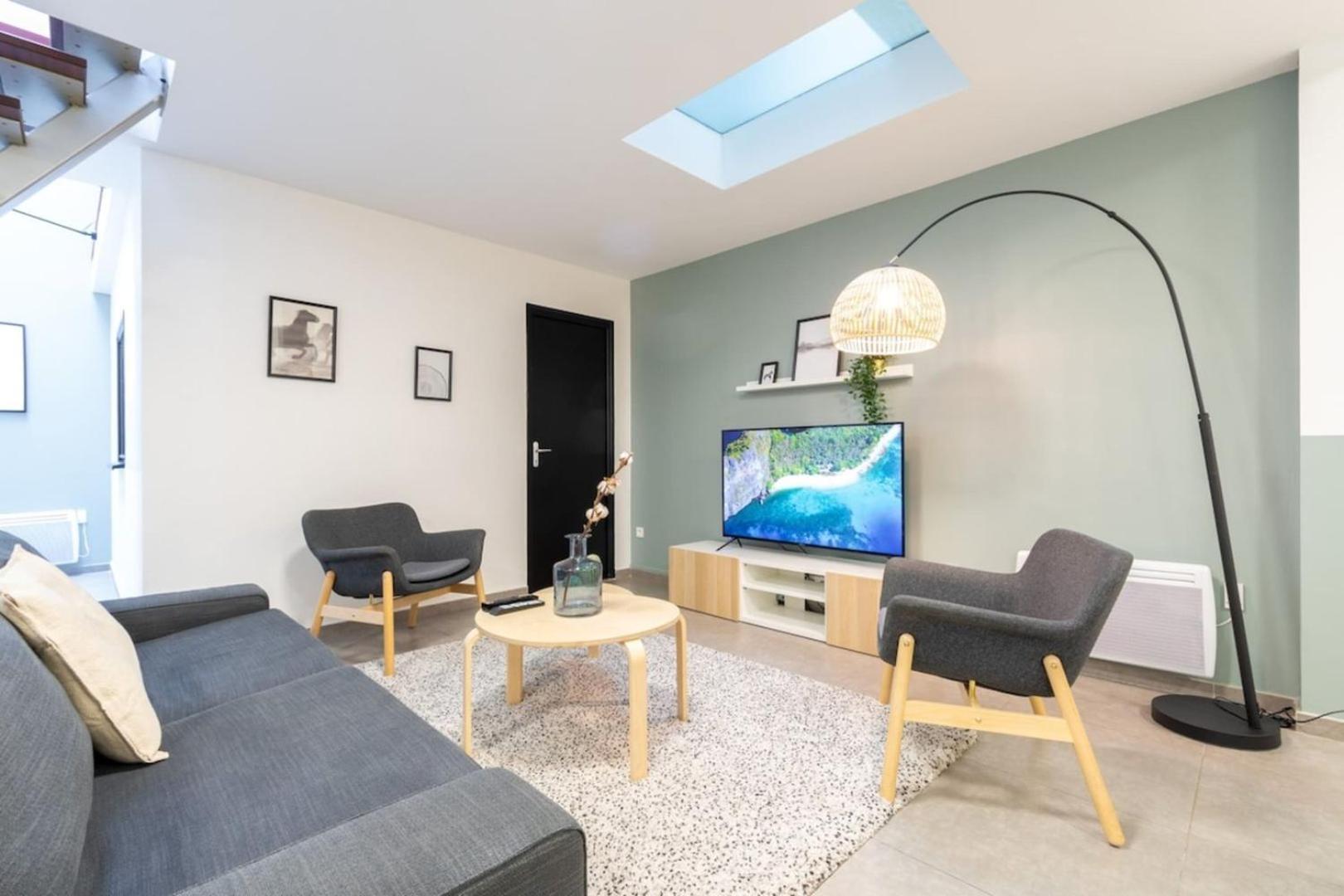Center - 4 Bedroom Duplex Apartment! Apartment
