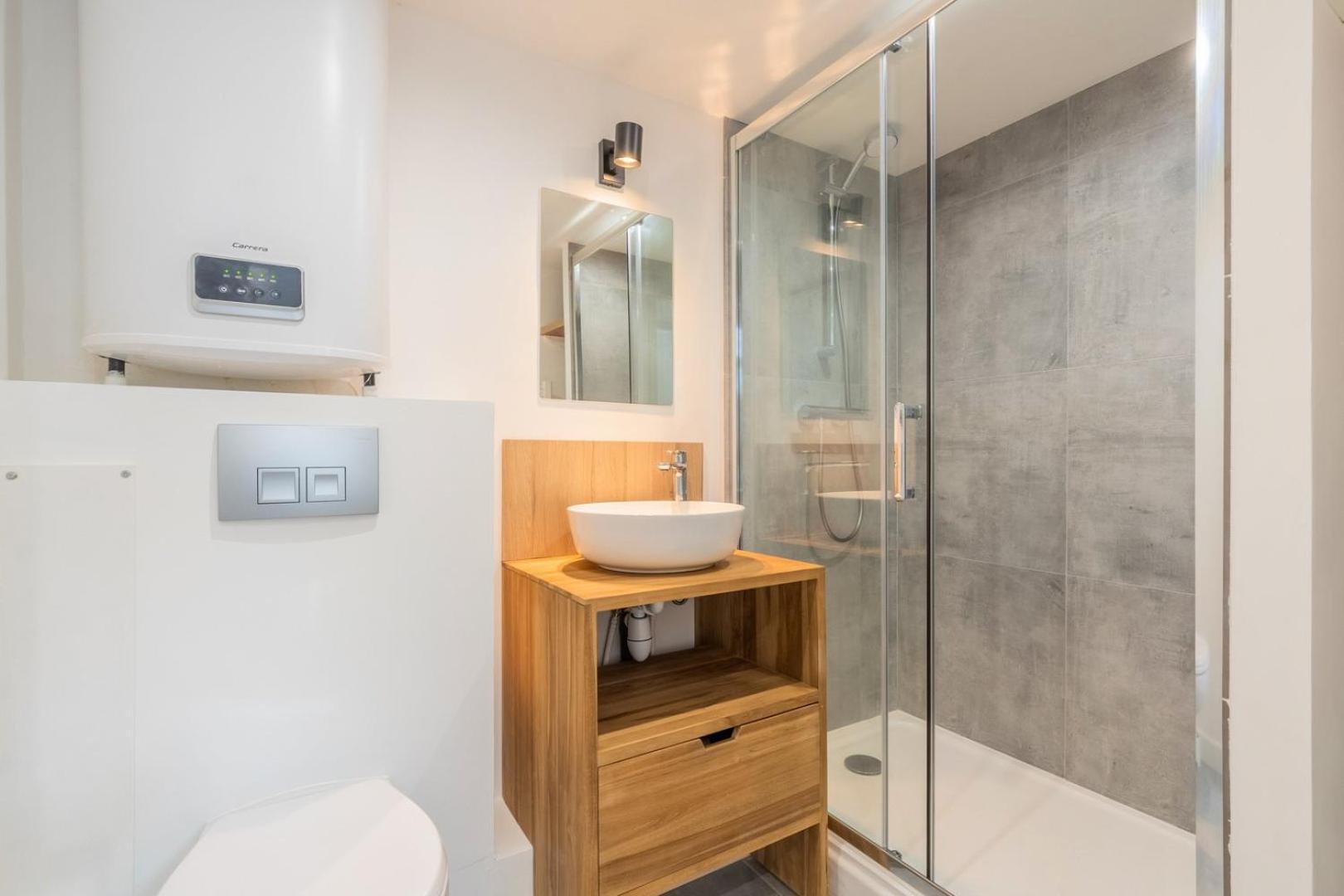 1 Bedroom Near Catholic *