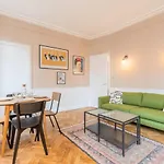 2 Bedroom Apartment 2 Min From The Train Stations!
