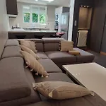 Chambre Prive Dans Une Maison Avec Terrasse Et Jardin Salles De Bain Partagees