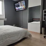 Chambre Prive Dans Une Maison Avec Terrasse Et Jardin Salles De Bain Partagees