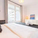Beautiful Apartment Equipped Near Train Parking