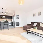 Beautiful Apartment Equipped Near Train Parking