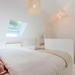2 Bedroom House W/ Terrace, Near Train Stations & Metro