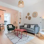 2 Bedroom House W/ Terrace, Near Train Stations & Metro