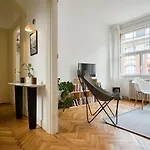 Character 2-Bedroom Apartment In The City Center