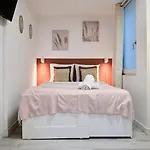 Large Studio Between Train Station & Grand Place
