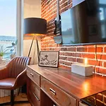 1 Bedroom Apartment Near Metro, Shops & Schools