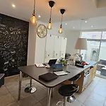 Best Location, Near Stadium And City Center - 1 Single Bed Plus 1 Additional Bed
