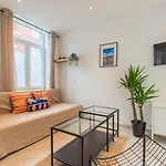 Maison 2 Chambres Avec Petite Cour, Proche Metro
