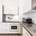 Appartement 2 Chambres Avec Parking, Proche Metro
