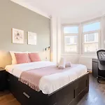 Appartement 2 Chambres Avec Parking, Proche Metro