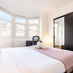Appartement 2 Chambres Avec Parking, Proche Metro