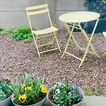 Charming Flat Ideal Location, 2 Bedroom 5 Pers Max