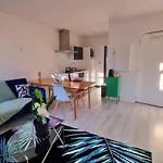 Poppy-Ideally Located, Next Station,Gd Palais&City