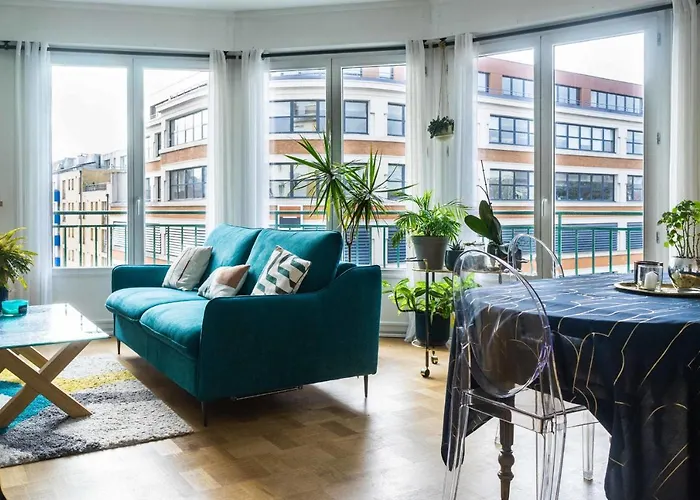 Bright 87M With 3 Large Bay Windows