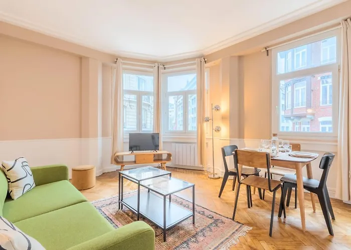 2 Bedroom Apartment 2 Min From The Train Stations!