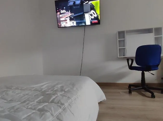 Chambre Prive Dans Une Maison Avec Terrasse Et Jardin Salles De Bain Partagees