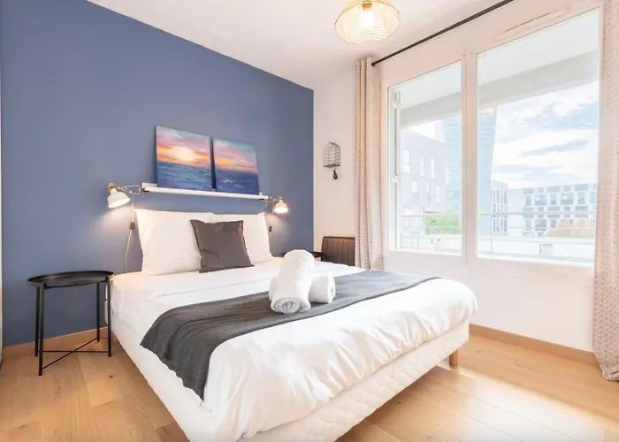 Beautiful Apartment Equipped Near Train Parking