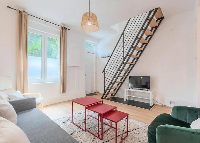 2 Bedroom House W/ Terrace, Near Train Stations & Metro