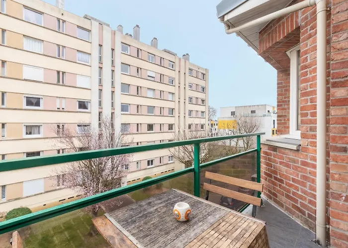 Apartment Balconyparking Space Near Train Station