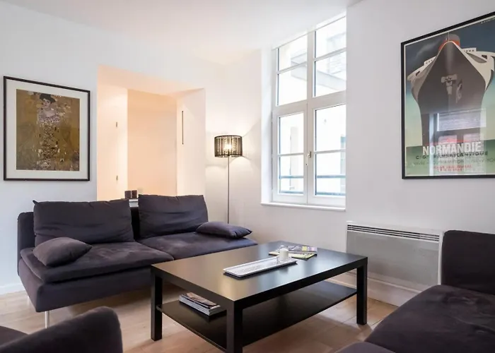 Spacious One Bedroom Apartment Ideally Located