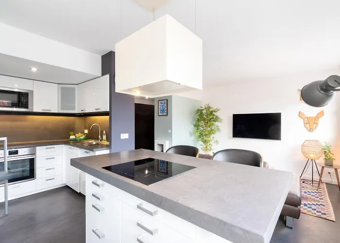 Hypercentre: Apartment Near Station With Parking