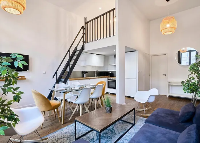 Bright 3-Bedroom 2-Bathroom Flat.