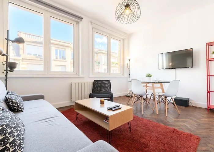Appartement 2 Chambres Avec Parking, Proche Metro