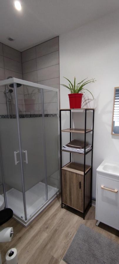 Best Location, Near Stadium And City Center - 1 Single Bed Plus 1 Additional Bed *
