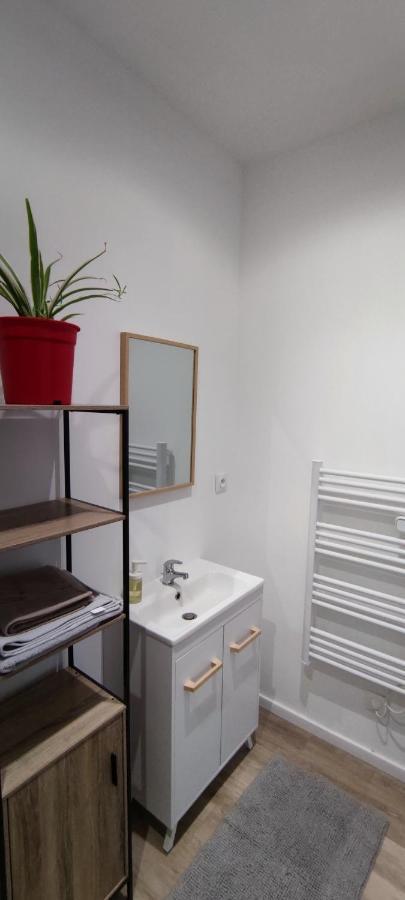 Guest house Best Location, Near Stadium And City Center - 1 Single Bed Plus 1 Additional Bed *