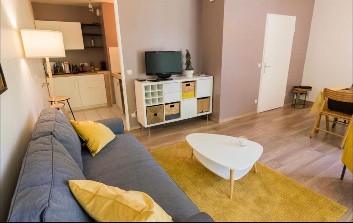 Charming Studio With Parking & Terrace Vieux