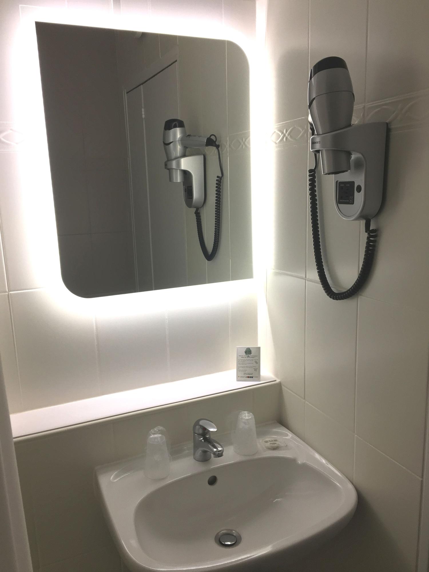 Kyriad Gare - Grand Palais Hotel 3*