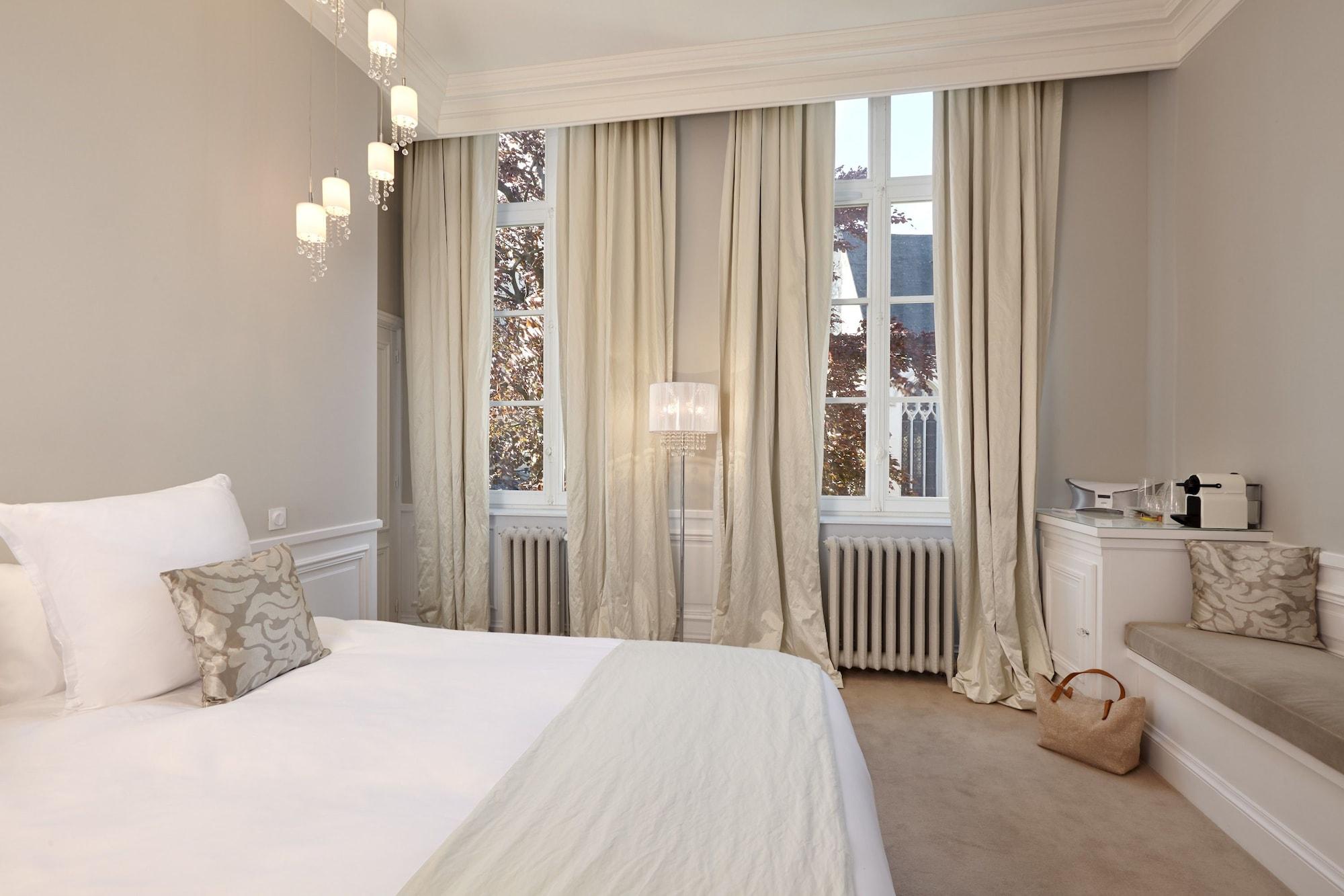 Clarance Hotel
