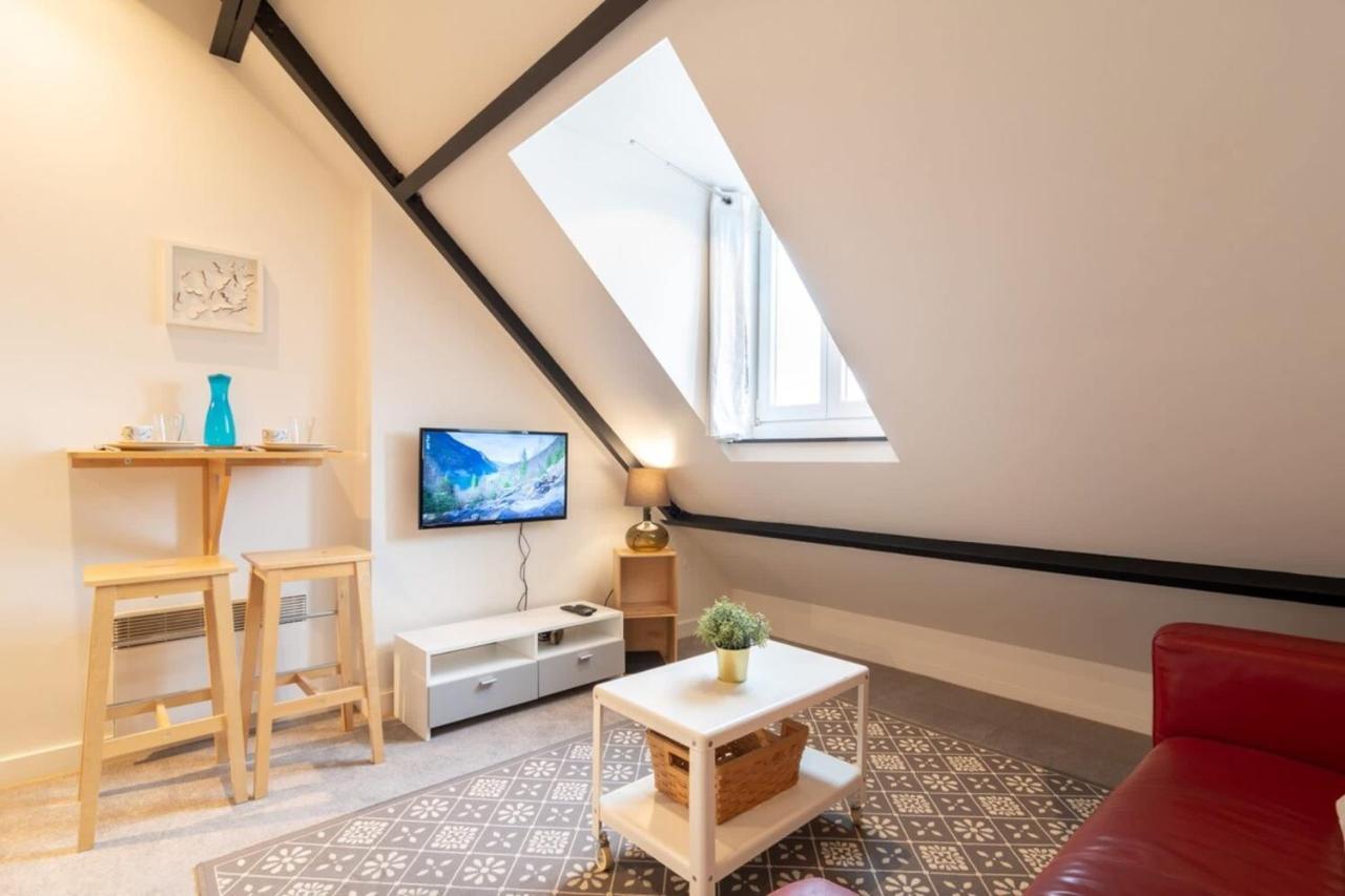 Center - Superb Studio Ideally Located! *